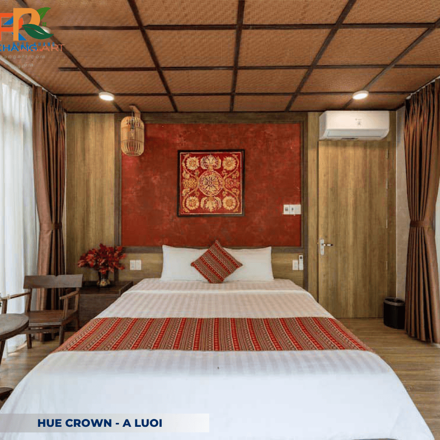 Cót Ép Nhân Tạo Tại Hue Crown – A Lưới: Vật Liệu Trang Trí Bền Đẹp Cho Không Gian Sinh Thái 2025 6 Cận cảnh tấm cót ép nhân tạo tại Hue Crown – bề mặt vân cói tự nhiên, mềm mại, không khác gì vật liệu thật.