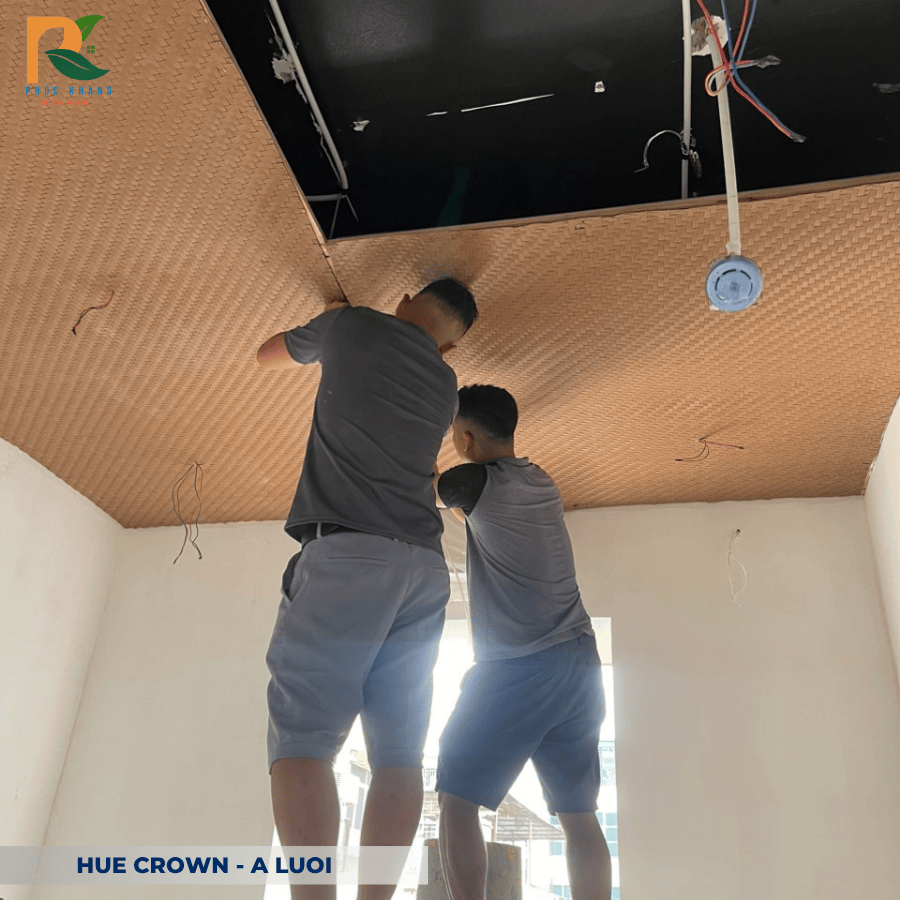 Cót Ép Nhân Tạo Tại Hue Crown – A Lưới: Vật Liệu Trang Trí Bền Đẹp Cho Không Gian Sinh Thái 2025 7 Cận cảnh tấm cót ép nhân tạo tại Hue Crown – bề mặt vân cói tự nhiên, mềm mại, không khác gì vật liệu thật.