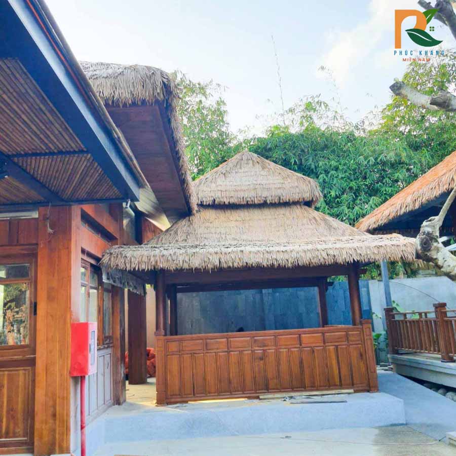 Rơm Nhân Tạo Hội An – Công Trình Thực Tế Lợp Mái Nhà Hàng 2025 6 Một nhà chòi nhỏ được hoàn thiện