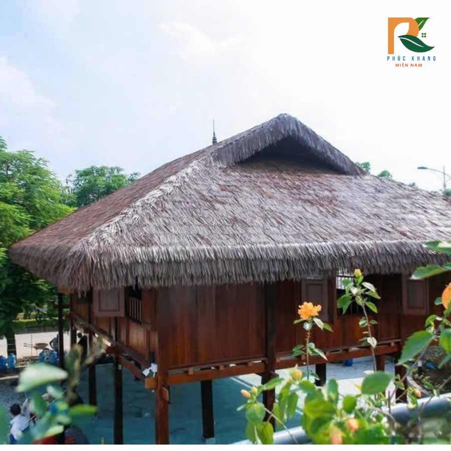 Rơm Nhân Tạo Tại Di tích Quốc gia Huỳnh Thúc Kháng – Giải Pháp Bảo Tồn Kết Hợp Hiện Đại 2025 3 Nhà sàn lợp mái lá nhân tạo
