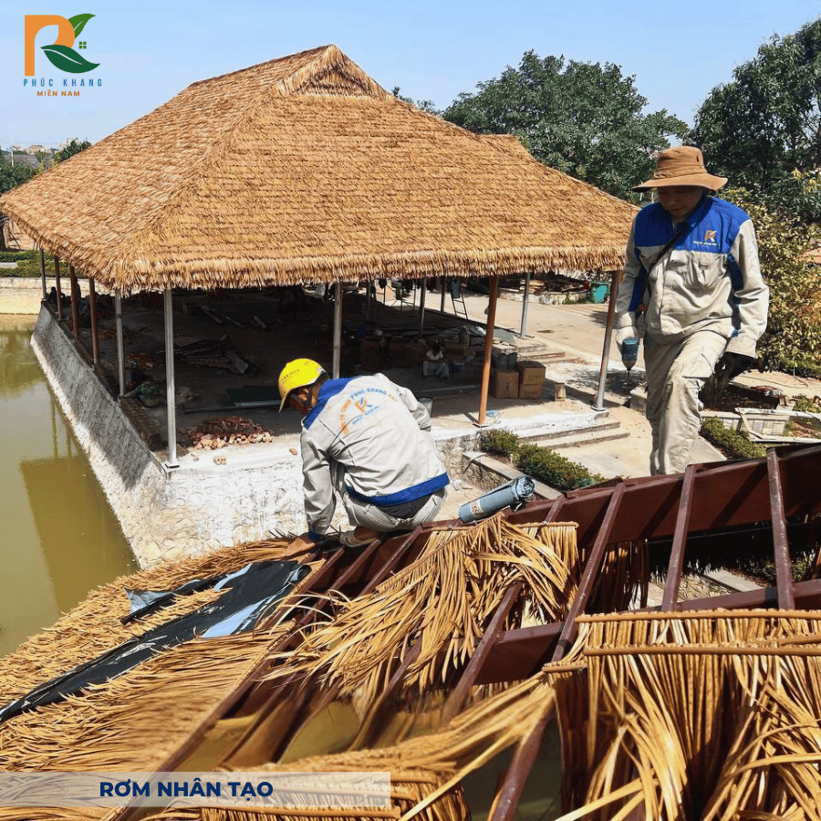 Báo Giá Rơm Nhân Tạo 2025 Mới Nhất – Giải Pháp Lợp Mái, Trang Trí Đẹp Và Tiết Kiệm 11 “Thi công mái rơm nhân tạo trên mái tôn – Tăng tính thẩm mỹ, giảm hấp thụ nhiệt, tuổi thọ lên đến 15 năm