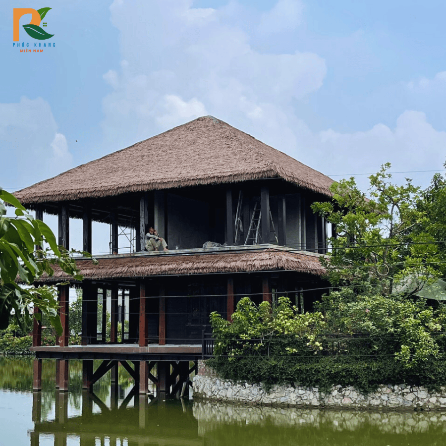 Rơm Nhân Tạo Tại Hà Nội – Giải Pháp Mái Lá Bền Đẹp, Chuẩn Phong Cách Làng Quê 2025 2 Homestay ven đô Hà Nội sử dụng mái rơm nhân tạo chống nắng, chống thấm