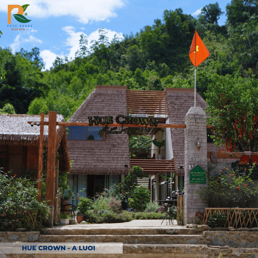 Rơm Nhân Tạo tại Hue Crown – A Lưới: Vẻ Đẹp Truyền Thống Trong Không Gian Nghỉ Dưỡng Xanh 2025 2 Mái lá nhân tạo màu vàng nâu được lợp trên các căn bungalow bằng gỗ, tạo không gian nghỉ dưỡng gần gũi với thiên nhiên núi rừng A Lưới.