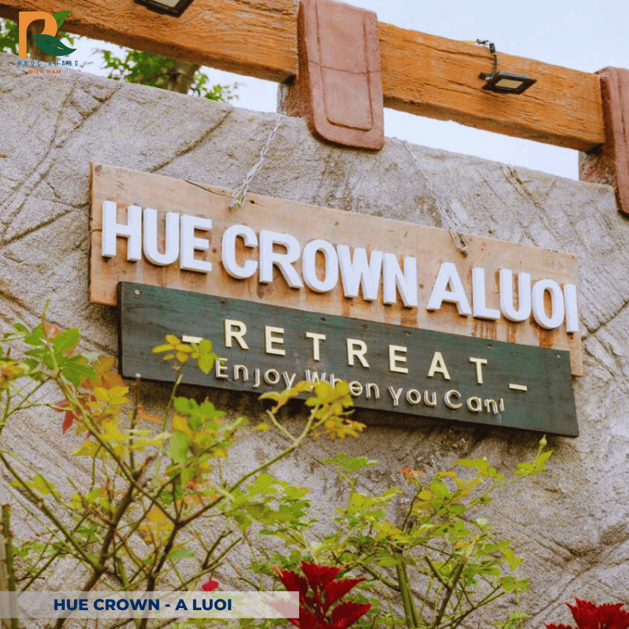 Rơm Nhân Tạo tại Hue Crown – A Lưới: Vẻ Đẹp Truyền Thống Trong Không Gian Nghỉ Dưỡng Xanh 2025 1 Hue Crown – A Lưới là một trong những điểm đến sinh thái nổi bật tại Thừa Thiên Huế, nơi hội tụ tinh hoa văn hóa miền sơn cước cùng lối kiến trúc gần gũi với thiên nhiên. Trong quá trình kiến tạo không gian nghỉ dưỡng, rơm nhân tạo đã được lựa chọn thay thế cho mái tranh truyền thống, mang đến sự kết hợp hoàn hảo giữa vẻ đẹp mộc mạc và độ bền hiện đại.