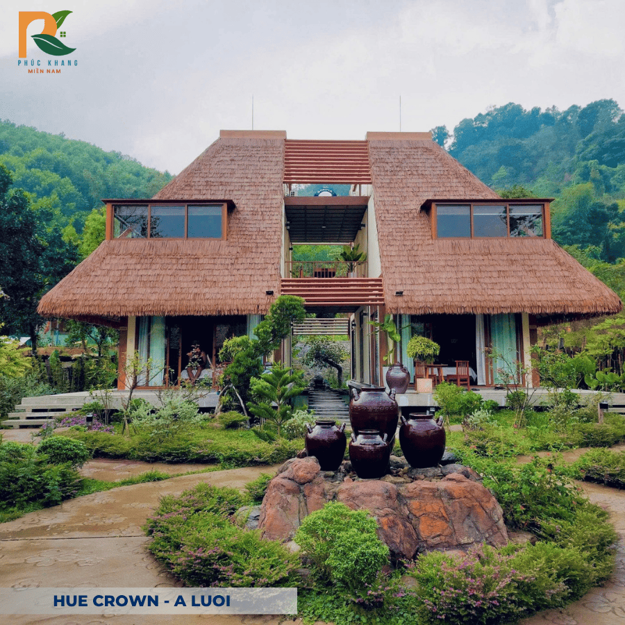 Rơm Nhân Tạo tại Hue Crown – A Lưới: Vẻ Đẹp Truyền Thống Trong Không Gian Nghỉ Dưỡng Xanh 2025 5 Nhà rông với mái rơm cao vút, sử dụng vật liệu rơm nhân tạo chống thấm, bền màu, phù hợp khí hậu mưa nhiều ở Thừa Thiên Huế