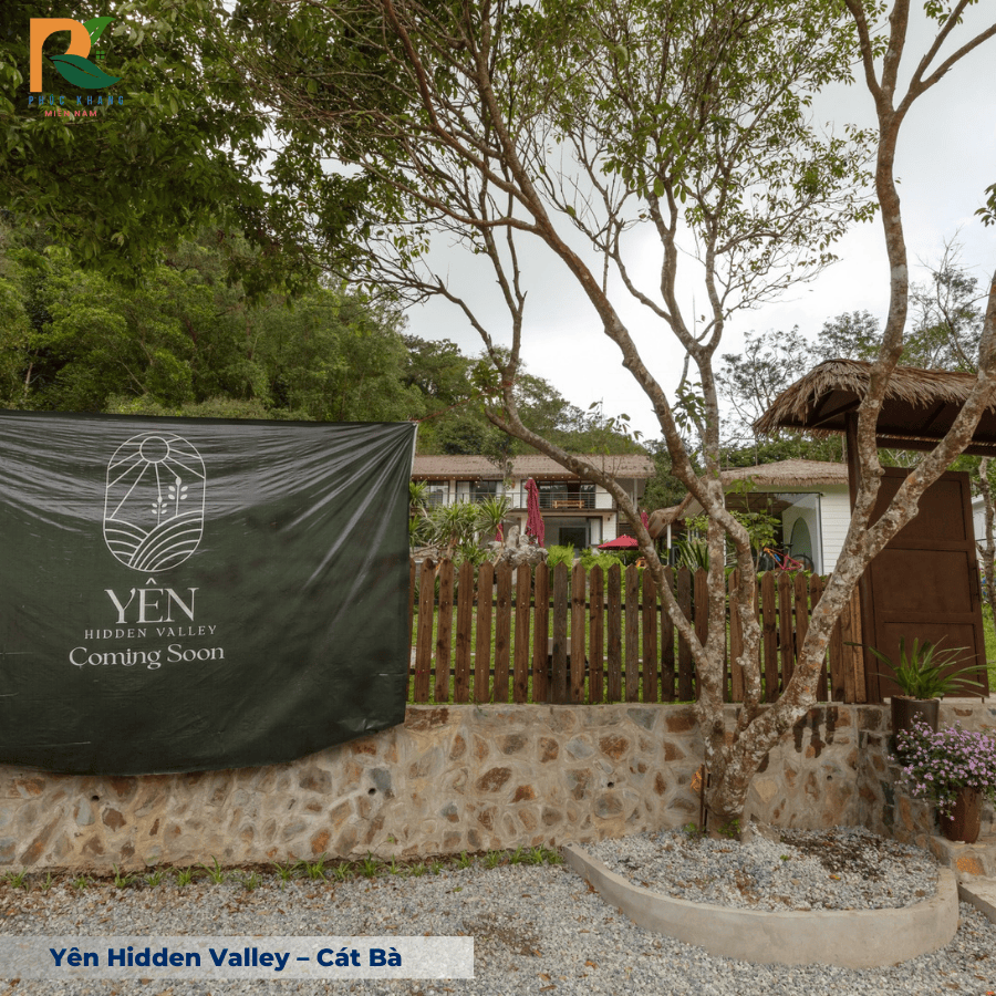 Yên Hidden Valley – Cát Bà | Khi Rơm Nhân Tạo Góp Phần Tạo Nên Một Ốc Đảo Bình Yên Giữa Núi Rừng 2025 8 Mái chòi lợp rơm nhân tạo tại Yên Hidden Valley, mang đậm nét mộc mạc giữa thiên nhiên Cát Bà.