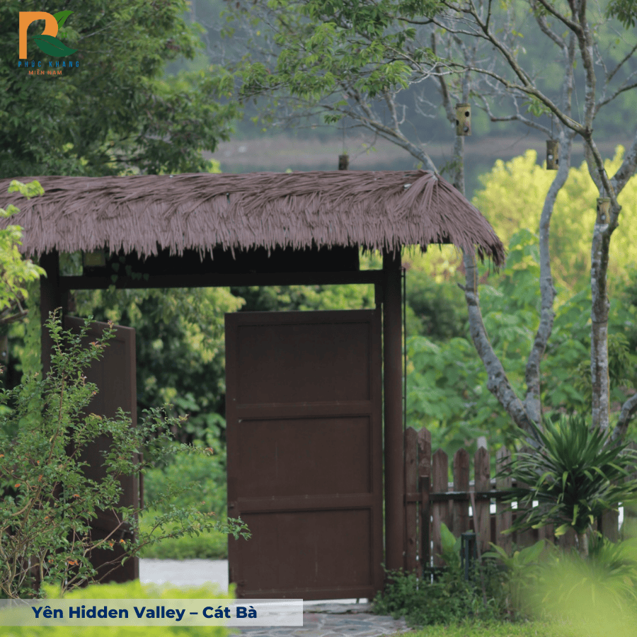 Yên Hidden Valley – Cát Bà | Khi Rơm Nhân Tạo Góp Phần Tạo Nên Một Ốc Đảo Bình Yên Giữa Núi Rừng 2025 9 Mái chòi lợp rơm nhân tạo tại Yên Hidden Valley, mang đậm nét mộc mạc giữa thiên nhiên Cát Bà.