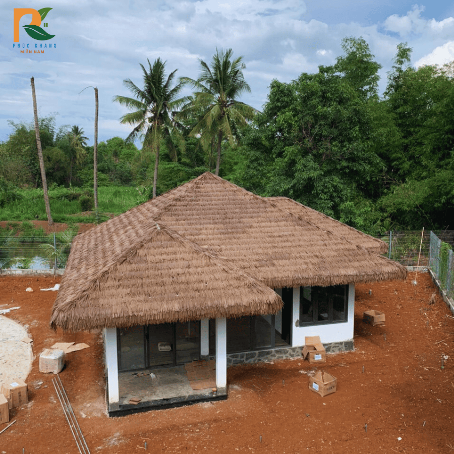 Rơm Nhân Tạo Tại Đắk Lắk – Giải Pháp Trang Trí Bền Đẹp Cho Homestay, Quán Cafe & Khu Du Lịch 2025 5 Mái rơm nhân tạo tạo điểm nhấn cho kiến trúc sinh thái – xu hướng thiết kế nổi bật 2025