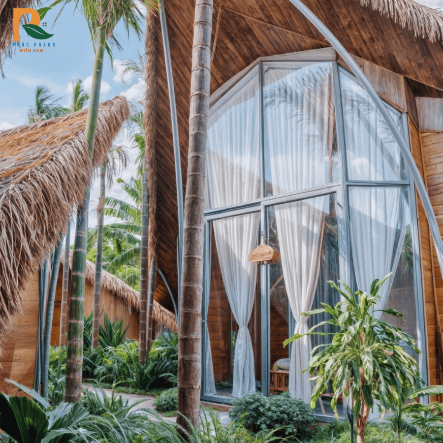 Rơm Nhân Tạo Tại Đắk Lắk – Giải Pháp Trang Trí Bền Đẹp Cho Homestay, Quán Cafe & Khu Du Lịch 2025 4 Toàn cảnh công trình lợp mái bằng rơm nhân tạo tại Đắk Lắk.