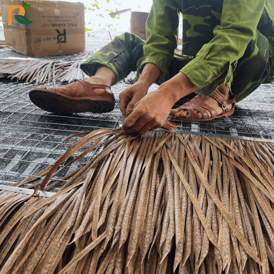 Rơm Nhân Tạo Tại Đồng Nai – Giải Pháp Trang Trí Mái Lá Hiện Đại, Bền Đẹp Hơn Rơm Tự Nhiên 2025 2 Thi công mái rơm nhân tạo tại một quán café sân vườn ở Đồng Nai – phong cách truyền thống xen lẫn hiện đại.