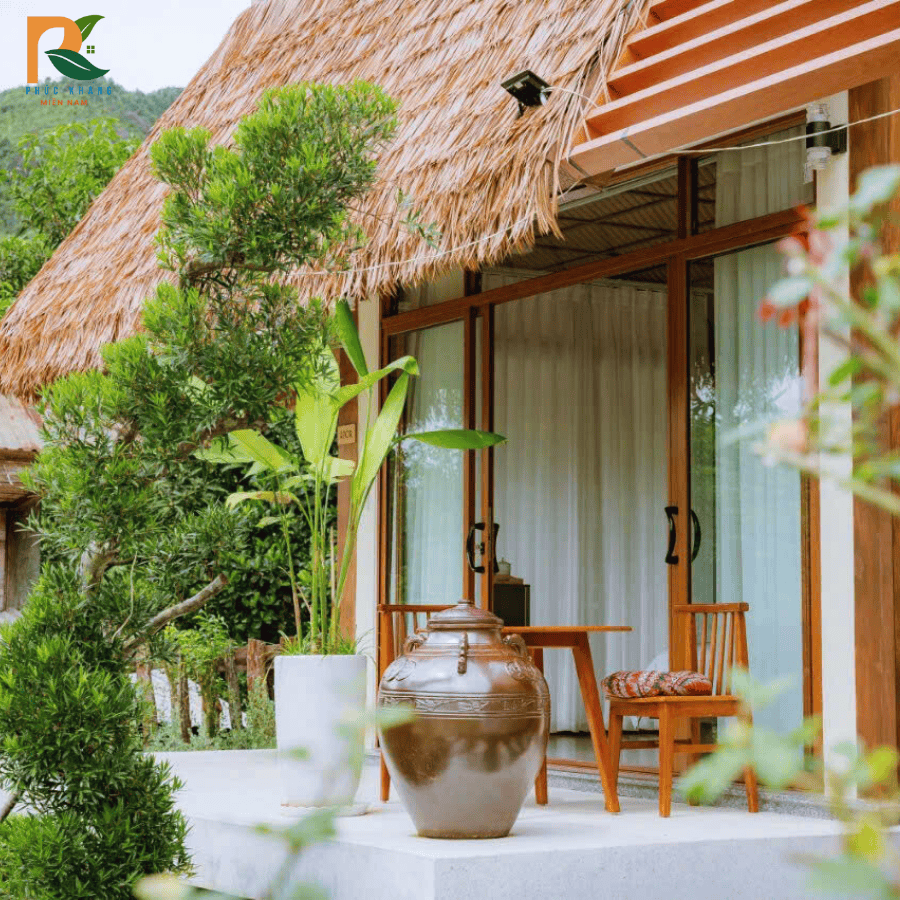 Rơm Nhân Tạo Tại Huế – Lựa Chọn Mái Lá Đẹp, Bền, Thân Thiện Với Cảnh Quan Cố Đô 2025 4 Chi tiết lớp rơm nhân tạo gấp đôi tại góc mái – đảm bảo thẩm mỹ và chống dột khi mưa lớn