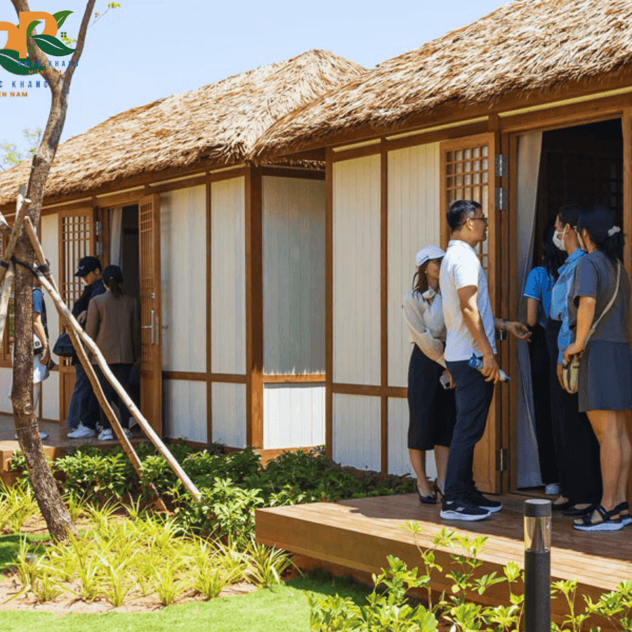 Rơm Nhân Tạo Tại Phan Thiết – Giải Pháp Mái Lá Bền Đẹp Cho Khu Du Lịch Biển 2025 2 Rơm nhân tạo màu vàng xám – lựa chọn phổ biến cho bungalow nghỉ dưỡng ở Phan Thiết.