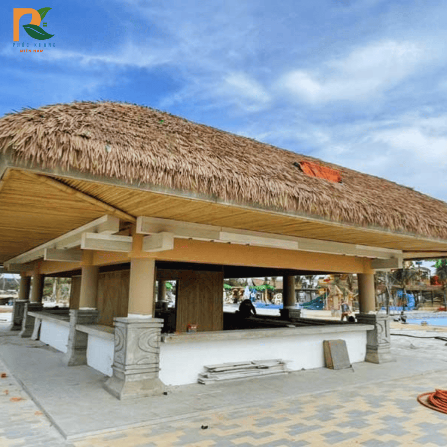 Rơm Nhân Tạo Tại Phan Thiết – Giải Pháp Mái Lá Bền Đẹp Cho Khu Du Lịch Biển 2025 3 Rơm nhân tạo tạo điểm nhấn ấn tượng cho không gian homestay tại Phan Thiết.