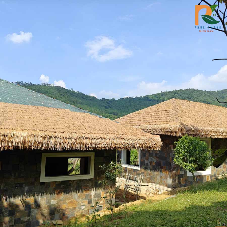 3 Bước Thi Công Rơm Nhân Tạo Trên Mái Tôn Tại Hà Nội 4 Công trình lợp mái lá nhân tạo ngoại ô Hà Nội