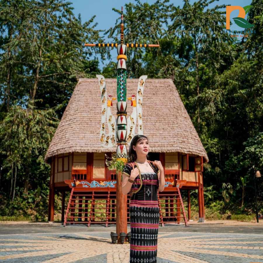 5 Ưu Điểm Của Rơm Nhân Tạo Lợp Mái Tại Cổng Trời Đông Giang – Quảng Nam 6 Du khách chụp hình cùng với nhà rông