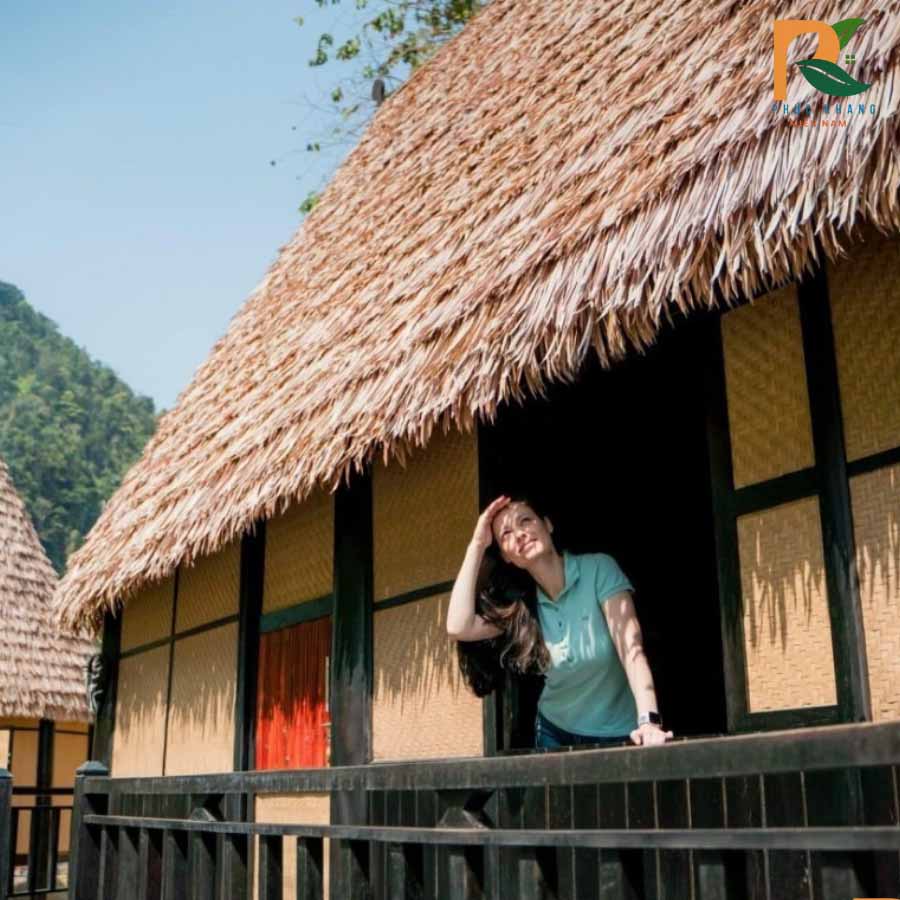 5 Ưu Điểm Của Rơm Nhân Tạo Lợp Mái Tại Cổng Trời Đông Giang – Quảng Nam 5 Du khách checkin dưới mái rơm nhân tạo