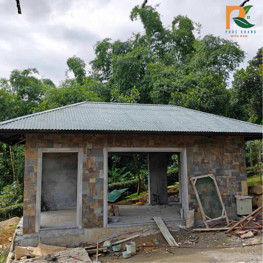 3 Bước Thi Công Rơm Nhân Tạo Trên Mái Tôn Tại Hà Nội 2 Mái đã lợp tôn và phủ lưới hàn mạ kẽm