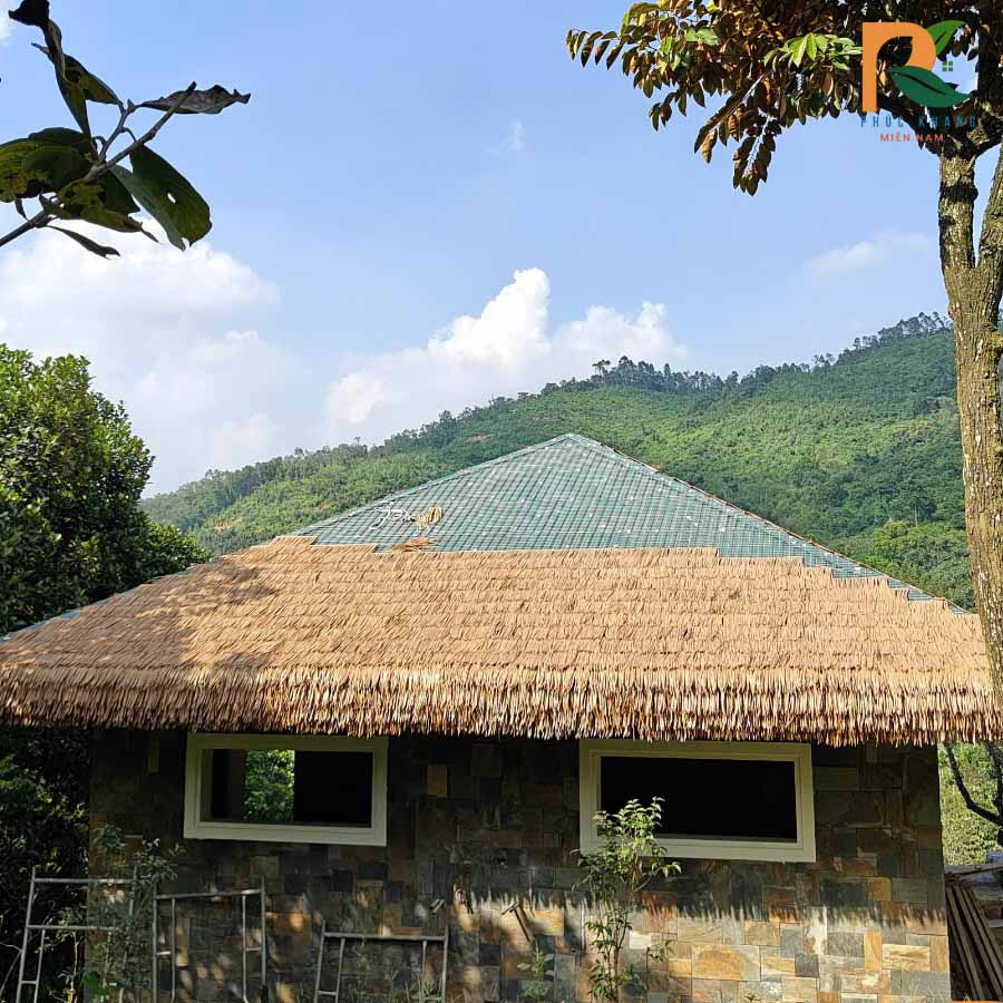 3 Bước Thi Công Rơm Nhân Tạo Trên Mái Tôn Tại Hà Nội 3 Rơm nhân tạo lợp trên mái tôn