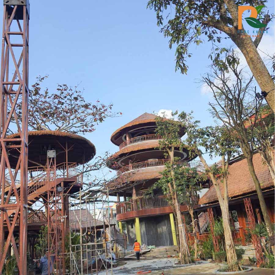 Rơm Nhân Tạo Hội An – Công Trình Thực Tế Lợp Mái Nhà Hàng 2025 3 Thi công mái lá nhân tạo