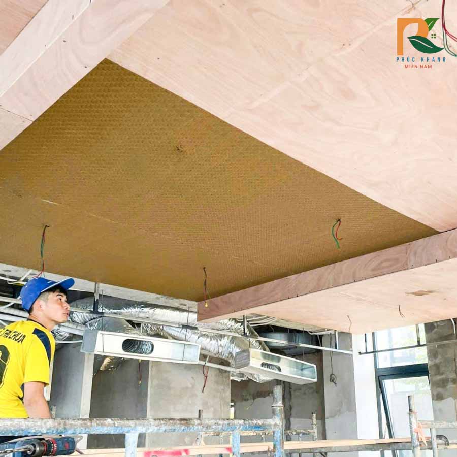 Công Trình Trần Cót Ép Nhân Tạo Tại Mũi Né – Bền Đẹp, Chuẩn Thẩm Mỹ Nghỉ Dưỡng 2025 2 Thợ cố định cót ép nhân tạo trên trần
