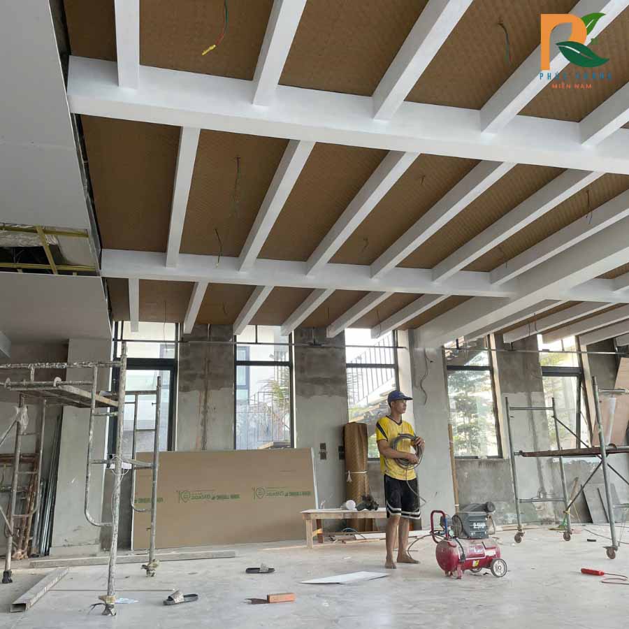 Công Trình Trần Cót Ép Nhân Tạo Tại Mũi Né – Bền Đẹp, Chuẩn Thẩm Mỹ Nghỉ Dưỡng 2025 3 Thợ đang trong quá trình thi công