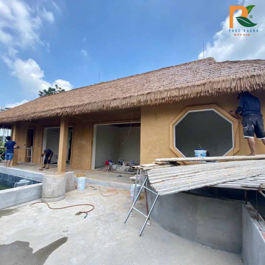 Công Trình Thực Tế Mái Lá Nhân Tạo – Nhà Vườn Nghỉ Dưỡng Tại Vĩnh Phúc 2025 2 Thợ đang trong quá trình thi công