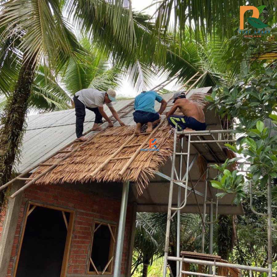 Rơm Nhân Tạo Bến Tre – Công Trình Thực Tế Nhà Vườn 2025 1 Thợ thi công lợp mái