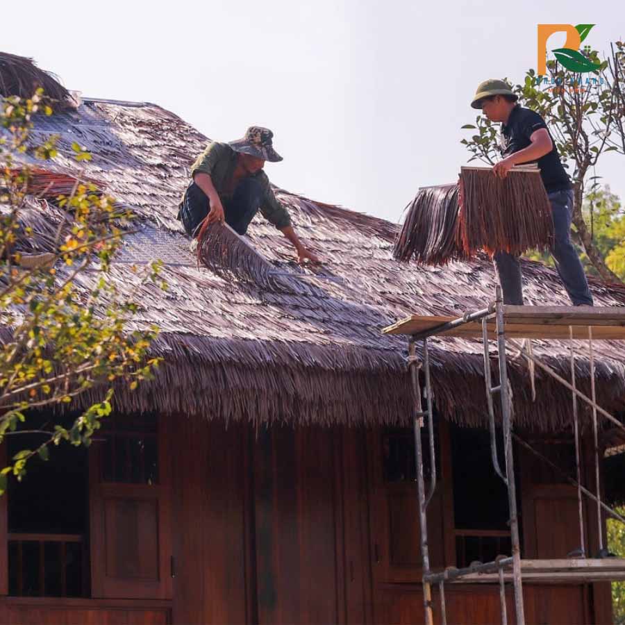 Rơm Nhân Tạo Tại Di tích Quốc gia Huỳnh Thúc Kháng – Giải Pháp Bảo Tồn Kết Hợp Hiện Đại 2025 2 Thợ thi công rơm nhân tạo