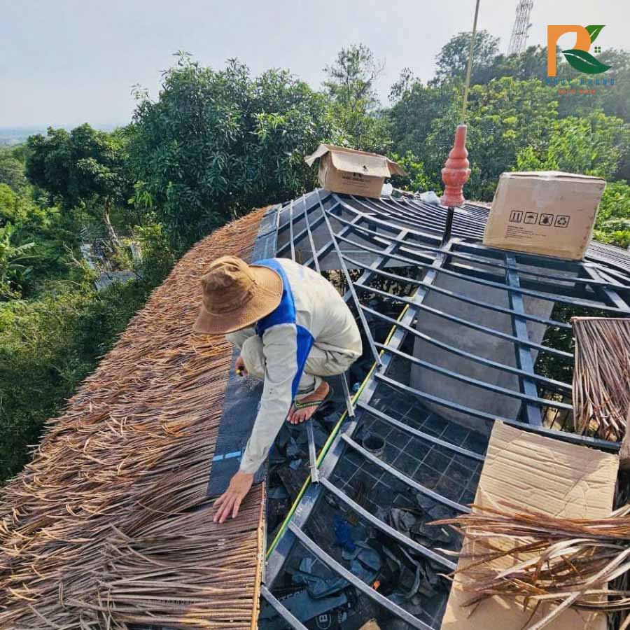 Rơm Nhân Tạo Tại Huế – Lựa Chọn Mái Lá Đẹp, Bền, Thân Thiện Với Cảnh Quan Cố Đô 2025 5 Thợ thi công rơm nhân tạo tại Huế