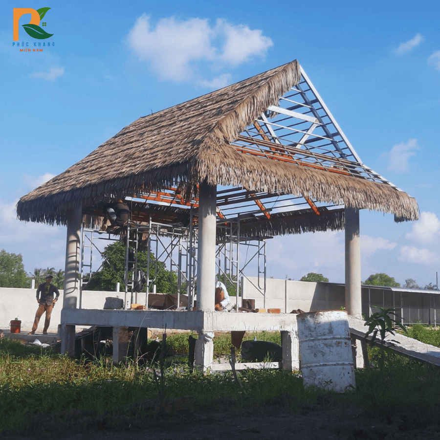 Rơm Nhân Tạo Tại Kiên Giang – Vật Liệu Lợp Mái Bền Đẹp Cho Du Lịch Sinh Thái Biển & Đảo 2025 6 Hình ảnh thi công mái rơm nhân tạo tại công trình ven biển Kiên Giang – vừa mang đậm nét truyền thống, vừa đảm bảo độ bền trước nắng gió miền Tây Nam Bộ.