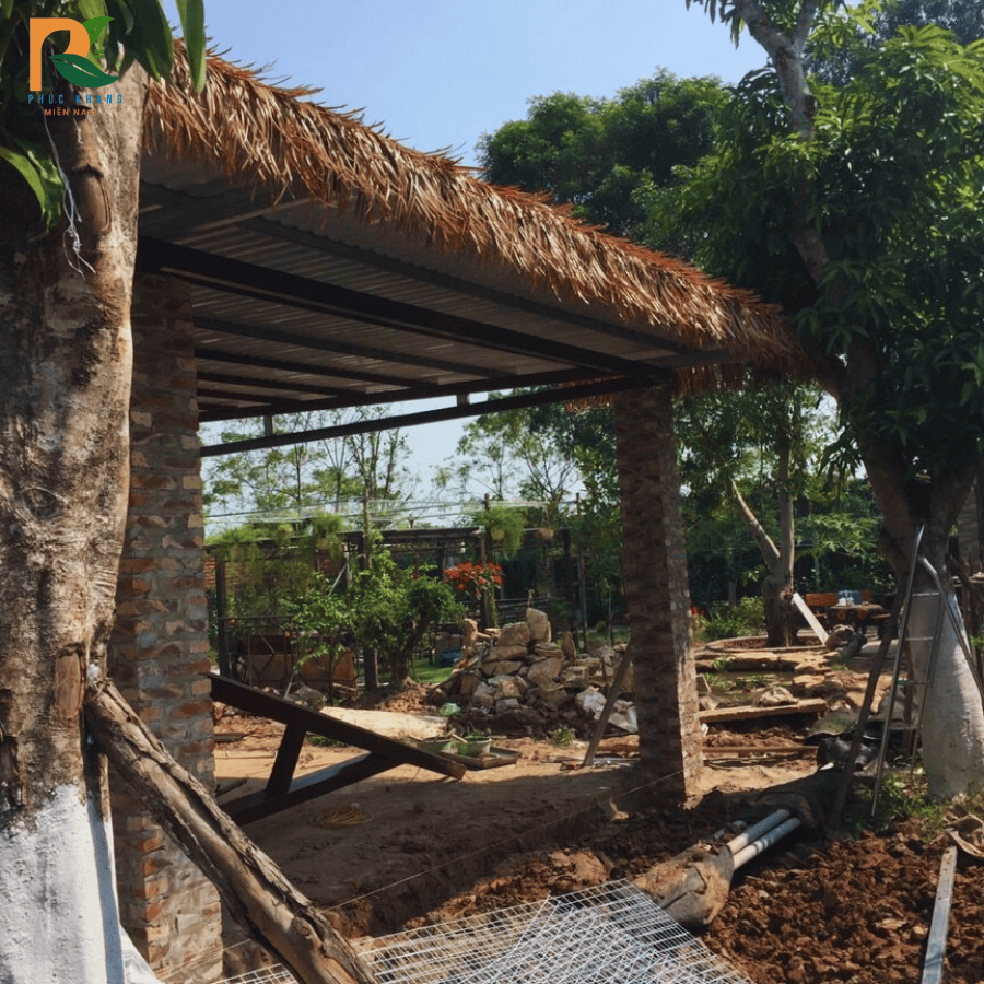 Rơm Nhân Tạo Tại Bình Định – Giải Pháp Mái Lá Bền Đẹp, Chuẩn Du Lịch Sinh Thái 2025 6 Thi công mái rơm nhân tạo tại homestay ven biển Bình Định, bền đẹp theo thời gian