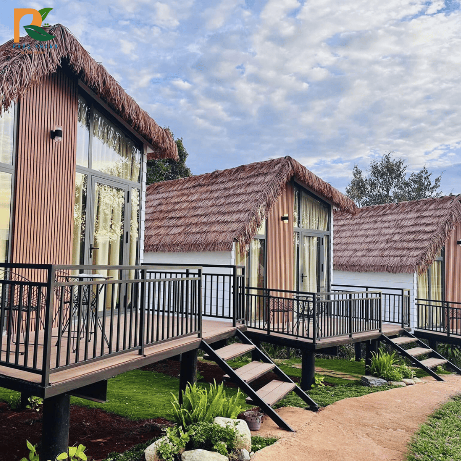 Rơm nhân tạo tại Đà Lạt – Vật liệu mái lá bền đẹp cho không gian nghỉ dưỡng và du lịch 2025 3 Homestay sử dụng rơm nhân tạo chống dột, bền đẹp.