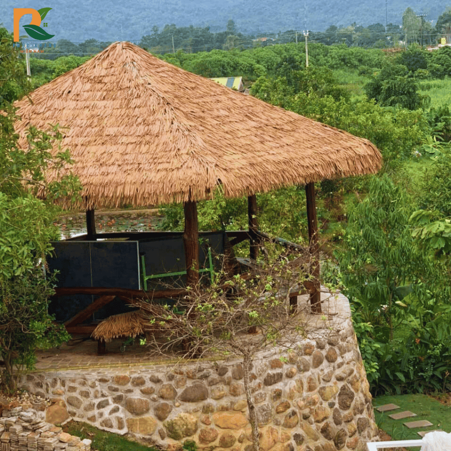 Rơm nhân tạo tại Đà Lạt – Vật liệu mái lá bền đẹp cho không gian nghỉ dưỡng và du lịch 2025 4 Rơm nhân tạo – giải pháp lợp mái tiết kiệm và sang trọng.