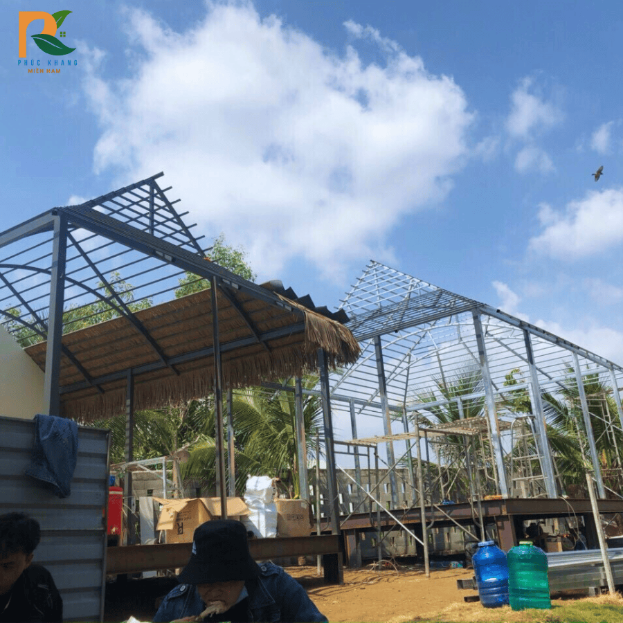 Rơm nhân tạo tại Đà Lạt – Vật liệu mái lá bền đẹp cho không gian nghỉ dưỡng và du lịch 2025 6 Thi công rơm nhân tạo tại khu du lịch ở Đà Lạt.