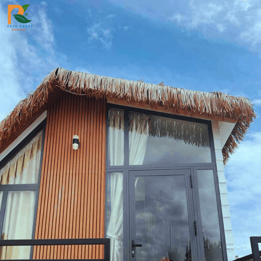 Rơm nhân tạo tại Đà Lạt – Vật liệu mái lá bền đẹp cho không gian nghỉ dưỡng và du lịch 2025 1 Mái rơm nhân tạo tại Đà Lạt mang vẻ đẹp hòa quyện với thiên nhiên.