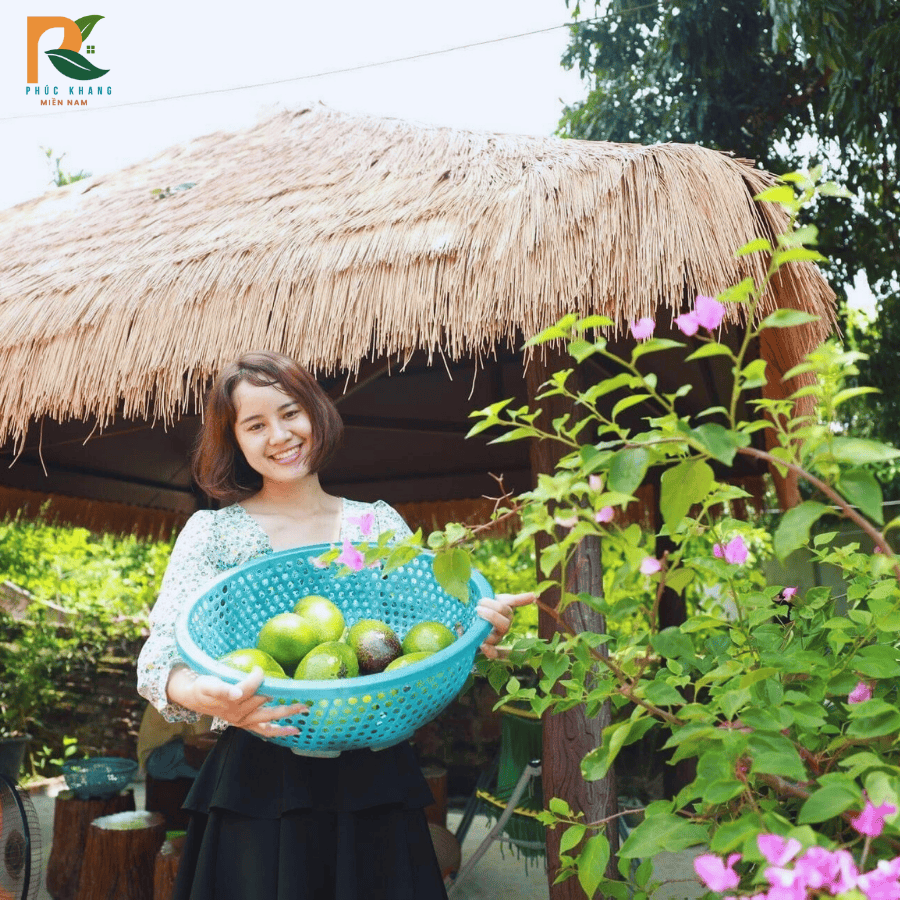 Rơm nhân tạo tại Đắk Nông – Giải pháp mái lá bền đẹp cho công trình du lịch và nghỉ dưỡng 2025 2 Mái rơm nhân tạo tạo điểm nhấn cho không gian nghỉ dưỡng tại Đắk Nông.