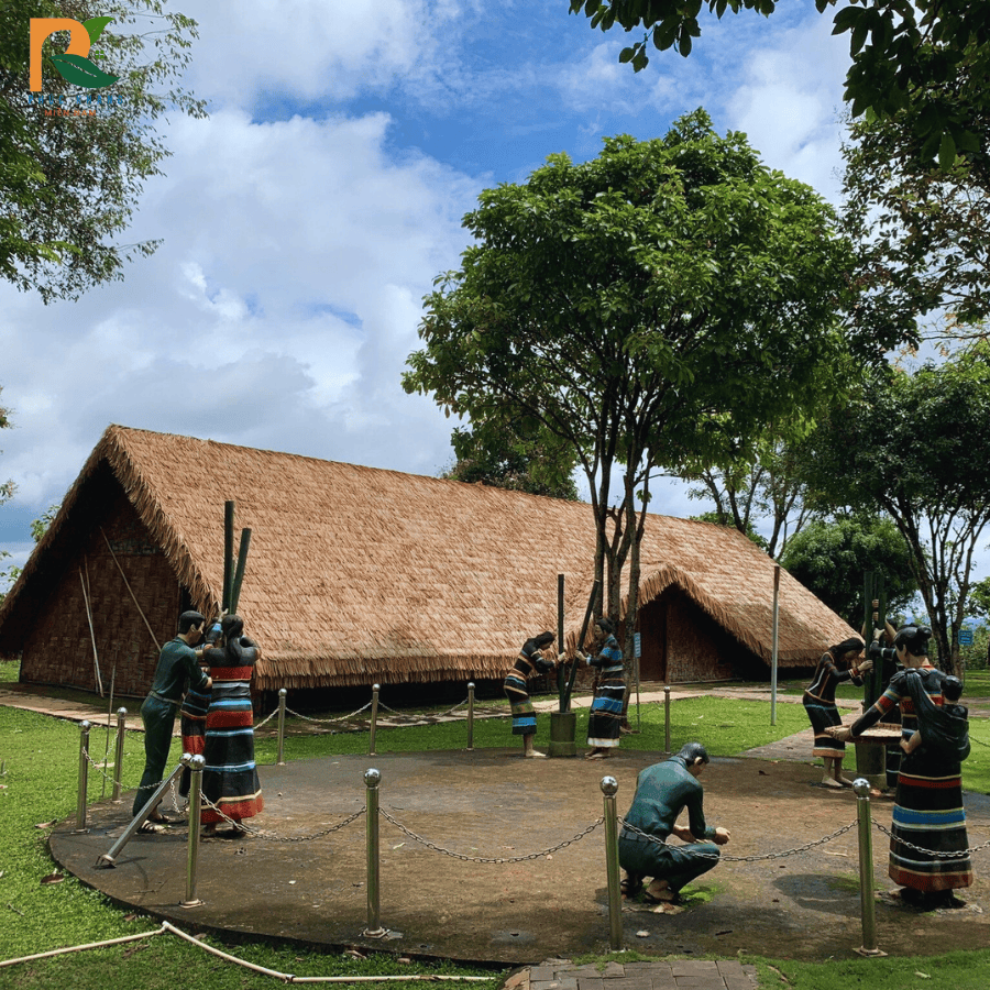 Rơm nhân tạo tại Đắk Nông – Giải pháp mái lá bền đẹp cho công trình du lịch và nghỉ dưỡng 2025 3 Mái lá nhân tạo hòa mình cùng cảnh quan xanh mát ở Đắk Nông.