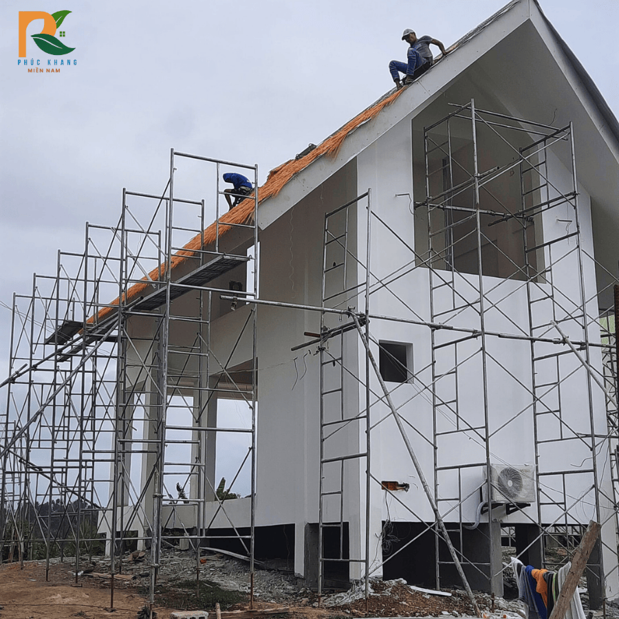 Rơm nhân tạo tại Đắk Nông – Giải pháp mái lá bền đẹp cho công trình du lịch và nghỉ dưỡng 2025 6 Thi công mái rơm nhân tạo cho quán cà phê ngoài trời ở Đắk Nông.