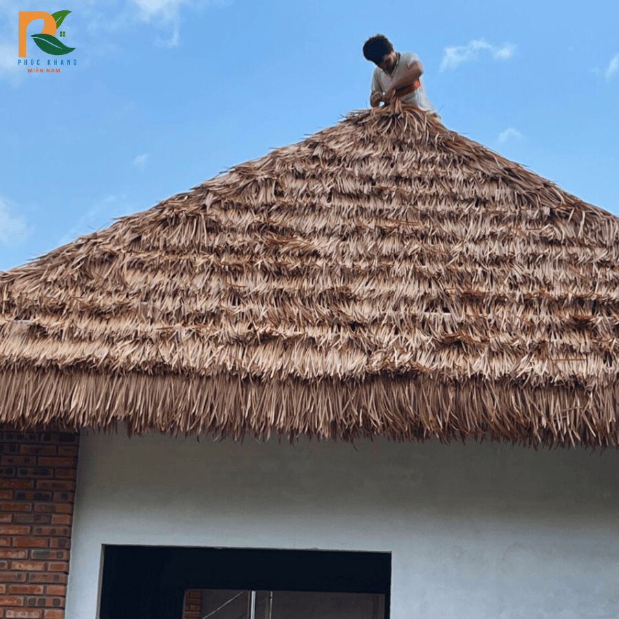 Rơm nhân tạo tại Đắk Nông – Giải pháp mái lá bền đẹp cho công trình du lịch và nghỉ dưỡng 2025 1 Mái nhà lợp rơm nhân tạo tại Đắk Nông mang vẻ đẹp truyền thống.