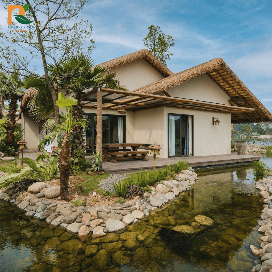 Rơm nhân tạo tại Hoài Đức – Giải pháp mái lá đẹp, bền, tiết kiệm cho công trình nghỉ dưỡng và quán cafe sân vườn 2025 2 Rơm nhân tạo mang đến vẻ đẹp mộc mạc cho nhà hàng sân vườn tại Hoài Đức