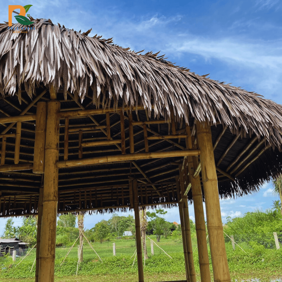 Rơm Nhân Tạo Tại Tiền Giang – Giải Pháp Lợp Mái Bền Đẹp Cho Quán Cafe, Homestay & Resort 2025 1 Thi công mái homestay miền Tây bằng rơm nhân tạo tại Tiền Giang, giữ vẻ đẹp truyền thống.