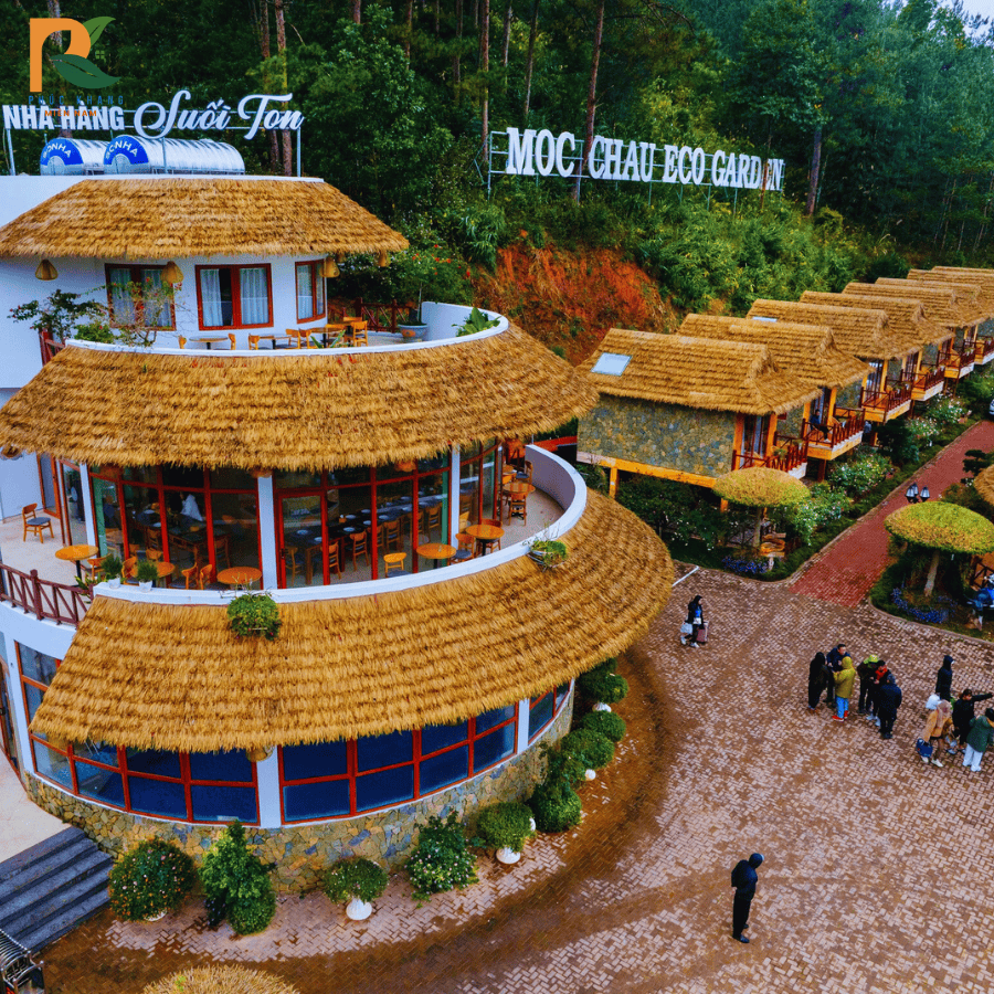 Rơm nhân tạo tại Mộc Châu – Giải Pháp Mái Lá Bền Đẹp, Chống Dột, Chuẩn Du Lịch Sinh Thái 2025 1 Mái lợp rơm nhân tạo tại homestay Mộc Châu – đẹp và bền bỉ.