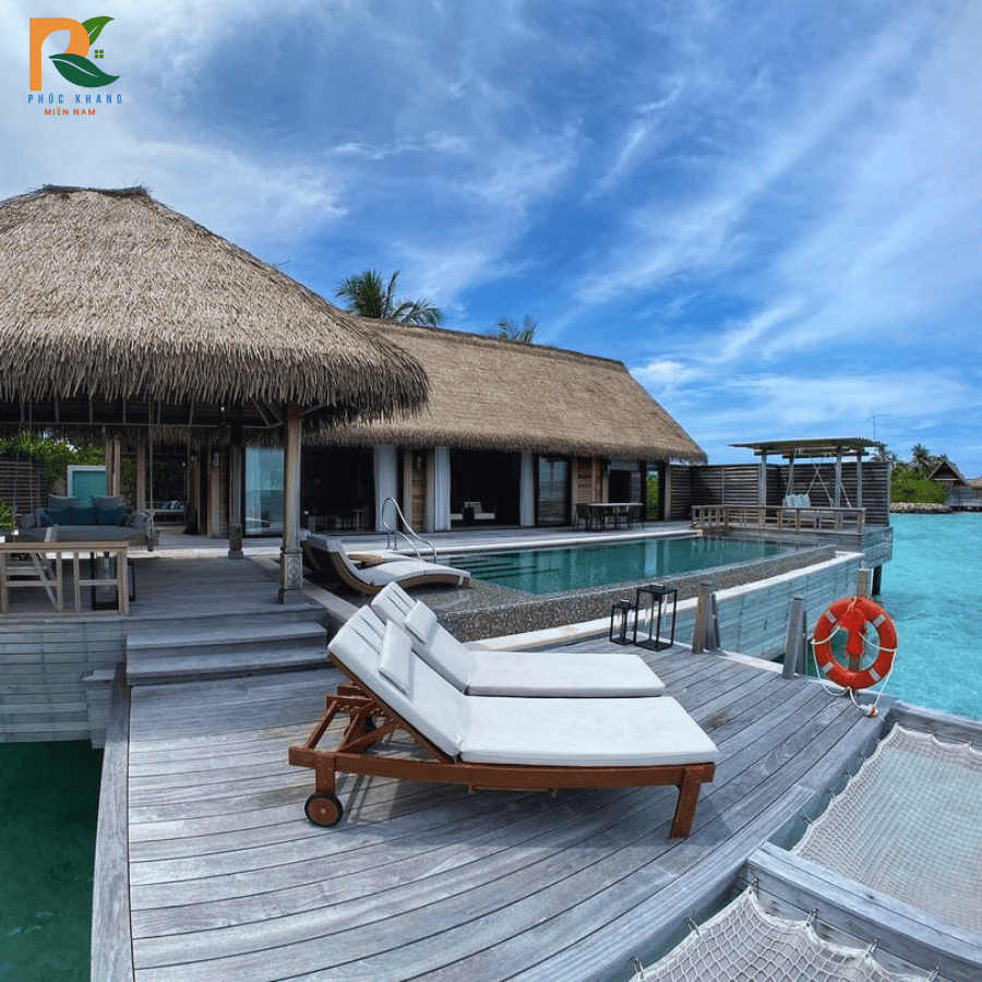 Rơm nhân tạo tại Mũi Né – Giải pháp mái lá bền đẹp cho resort và quán ven biển 2025 3 Rơm nhân tạo lợp mái bungalow, homestay Mũi Né