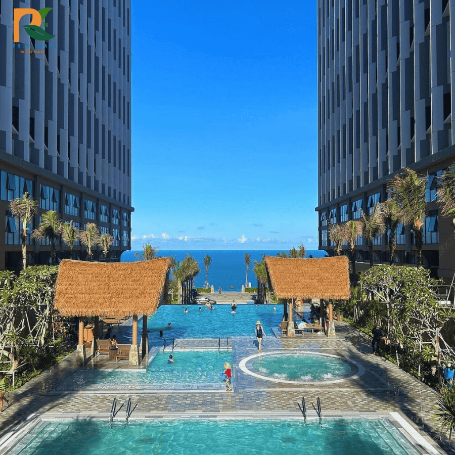 Rơm nhân tạo tại Mũi Né – Giải pháp mái lá bền đẹp cho resort và quán ven biển 2025 1 Rơm nhân tạo tại Mũi Né – Lợp mái resort đẹp, chống dột, bền 20 năm