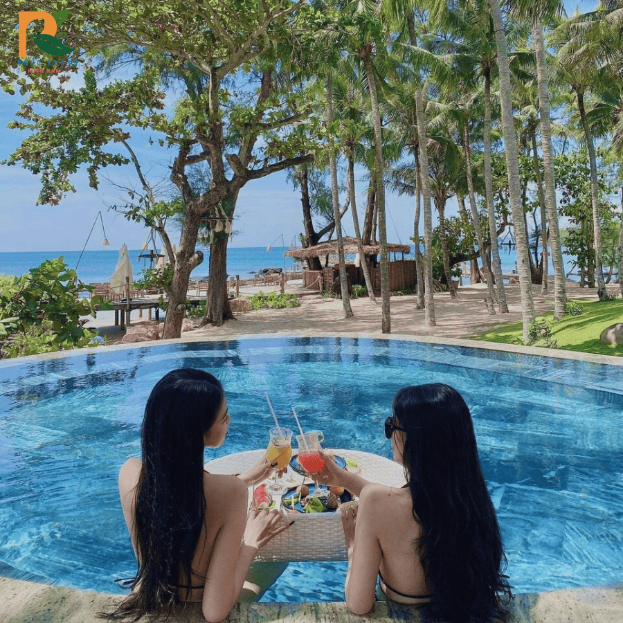 Rơm Nhân Tạo Tại Nha Trang – Giải Pháp Mái Lá Bền Đẹp Cho Công Trình Ven Biển 2025 5 Khu du lịch sinh thái tại Nha Trang sử dụng rơm nhân tạo làm mái lều nghỉ cho khách.
