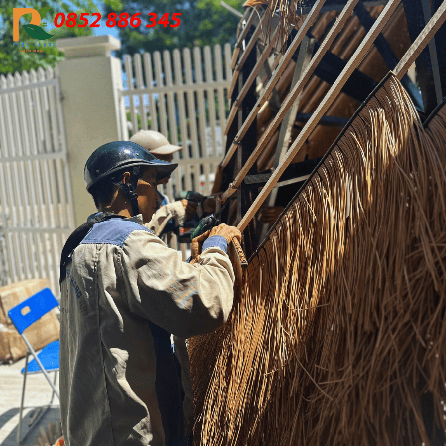 Rơm Nhân Tạo Tại Nha Trang – Giải Pháp Mái Lá Bền Đẹp Cho Công Trình Ven Biển 2025 6 Thi công rơm nhân tạo kết hợp khung tre nhân tạo, tạo nét truyền thống.