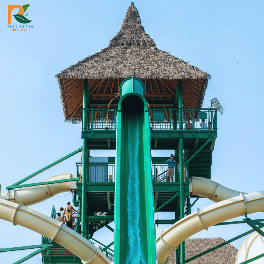 Rơm Nhân Tạo Tại Phú Quốc – Giải Pháp Mái Lá Bền Đẹp Cho Resort, Quán Cafe Ven Biển 2025 5 Mái rơm nhân tạo lợp resort ven biển Phú Quốc