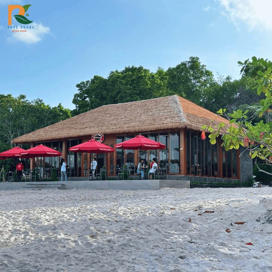 Rơm Nhân Tạo Tại Phú Quốc – Giải Pháp Mái Lá Bền Đẹp Cho Resort, Quán Cafe Ven Biển 2025 3 Rơm nhân tạo màu vàng xám tại Phú Quốc