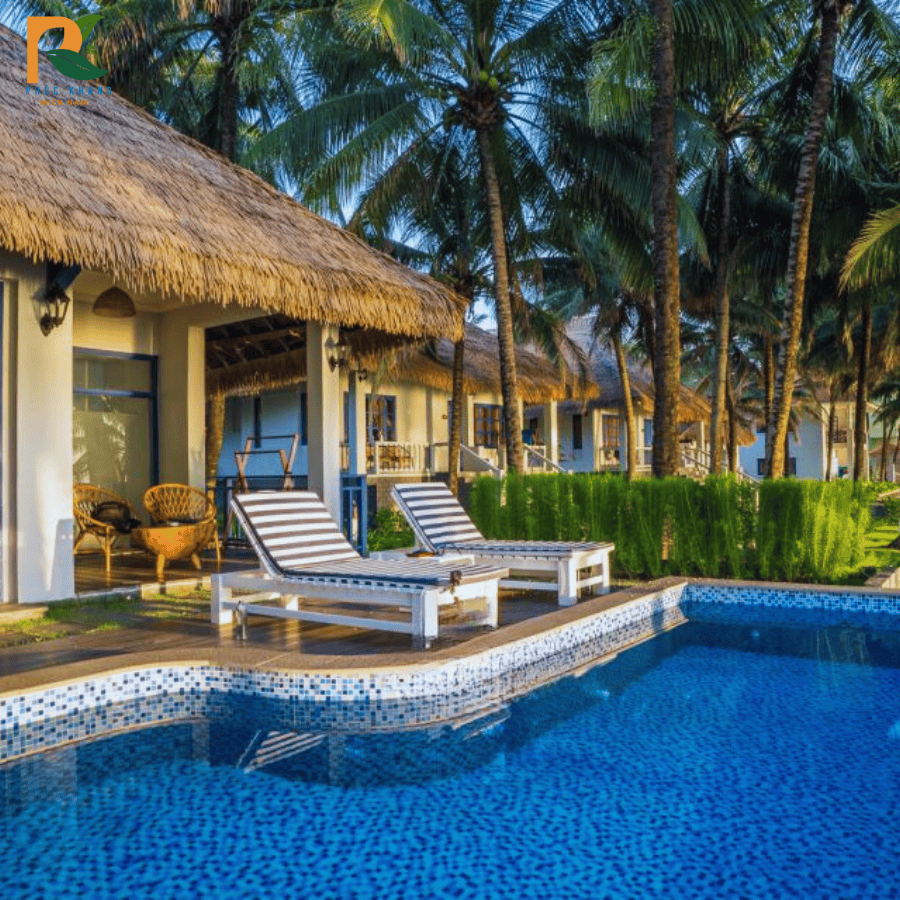 Rơm Nhân Tạo Tại Phú Quốc – Giải Pháp Mái Lá Bền Đẹp Cho Resort, Quán Cafe Ven Biển 2025 4 Tấm rơm nhân tạo màu nâu xám mô phỏng mái tranh cổ điển, bền đẹp suốt nhiều năm sử dụng trong môi trường nắng gió.