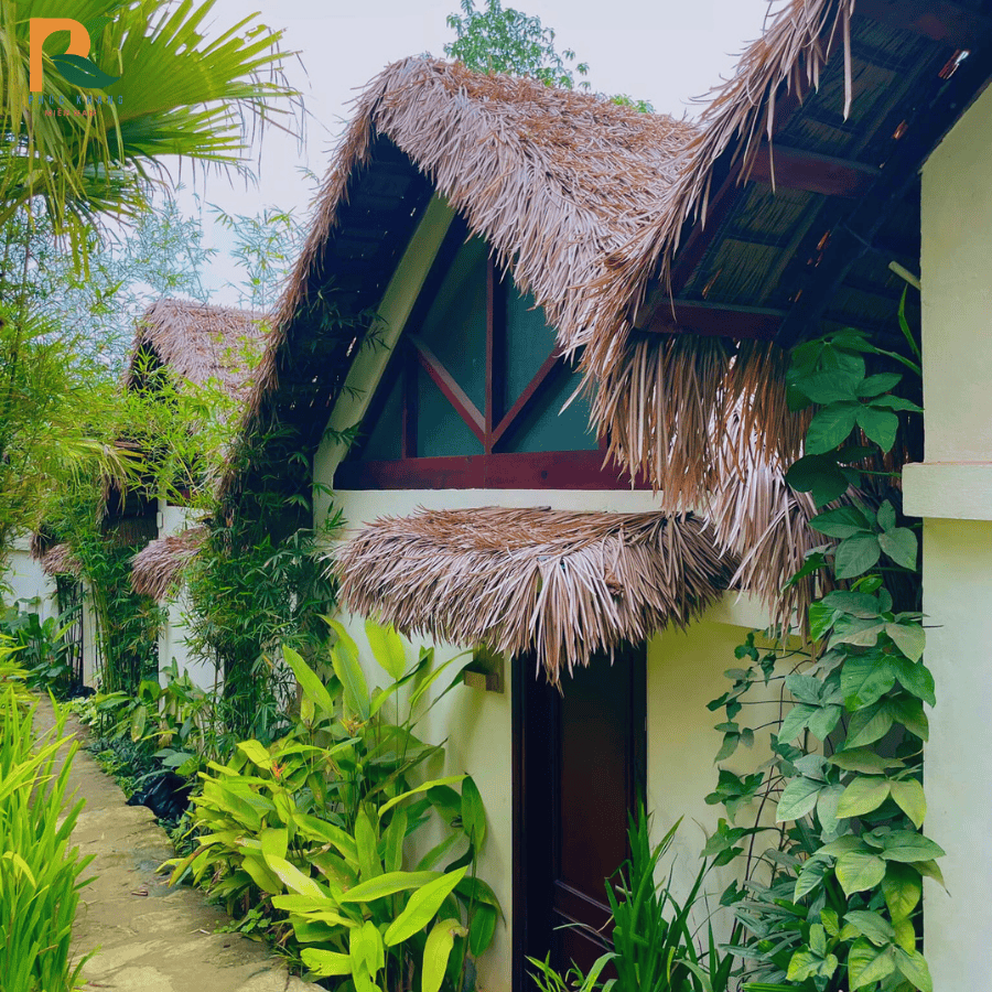 Rơm Nhân Tạo Tại Sapa – Lựa Chọn Mái Lợp Bền Đẹp Cho Resort, Homestay Vùng Núi 2025 3 Lợp rơm nhân tạo tại khu sinh hoạt cộng đồng – giải pháp chống dột, tiết kiệm và giữ vững bản sắc kiến trúc bản địa.